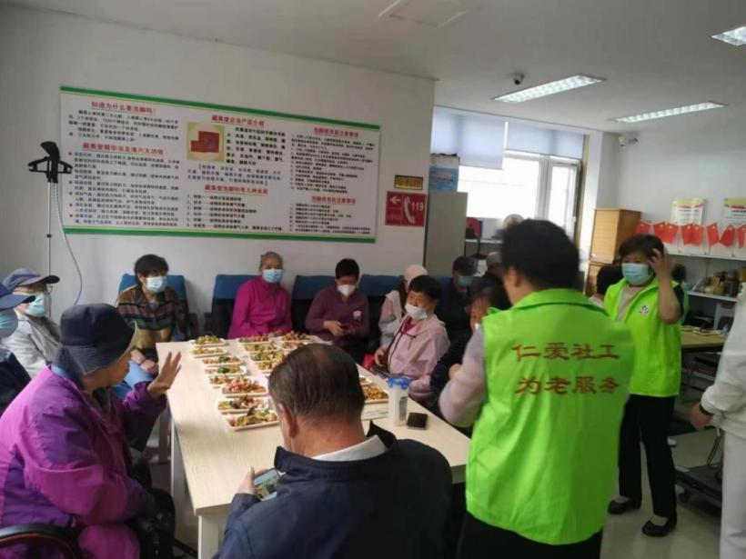 为方便老人在社区养老服务站等场所为老人提供餐位.png