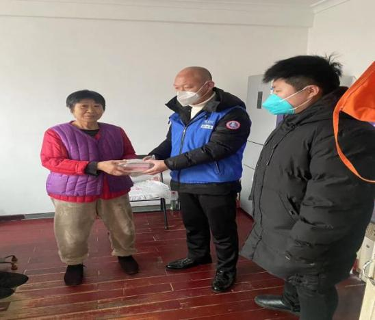 泰呈居家养老服务中心将药品送到黎明社区于大爷手中.png