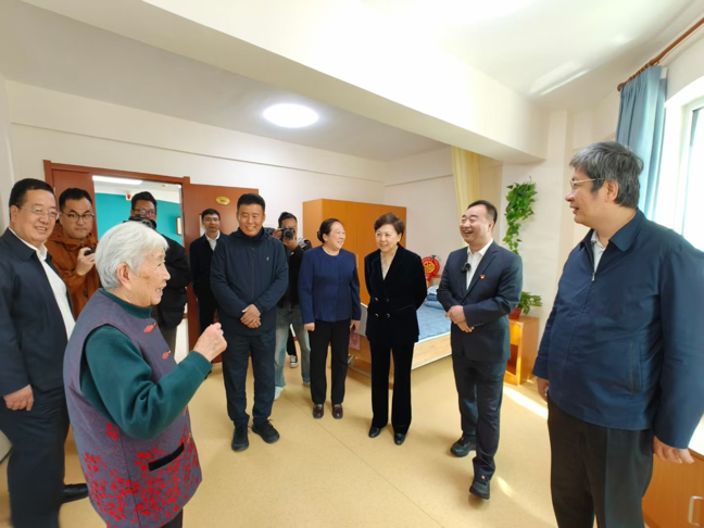 辽宁省民政厅调研组一行亲切问候老人.png