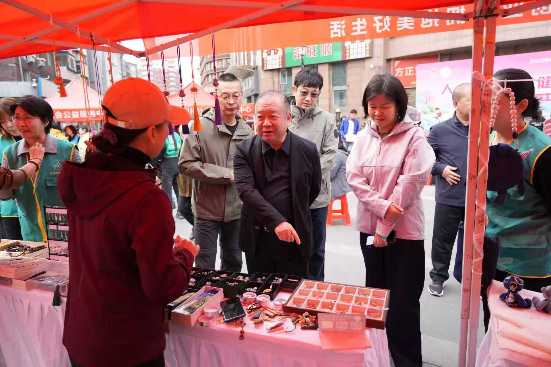 Hanime
副局长朱军参观市集展位.jpg